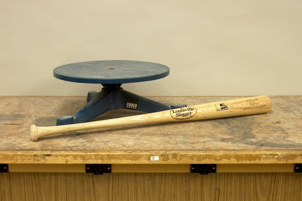 Swing bat on rotatable platform Swing bat on rotatable platform